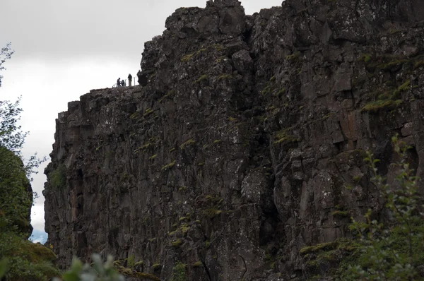 Touristes visitant les plaques tectoniques — Photo