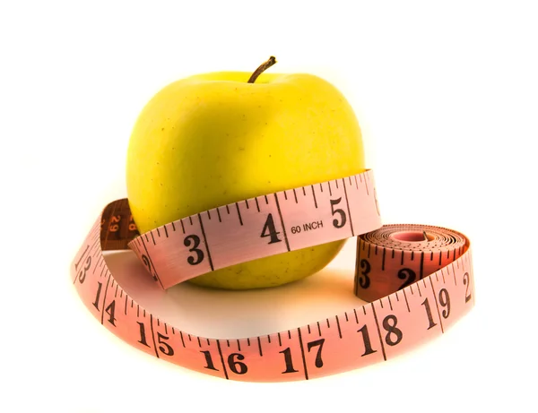Manzana amarilla con cinta métrica —  Fotos de Stock