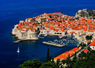 Adriyatik Denizi üzerinde Dubrovnik kale