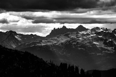 Whistler British Columbia, Kanada 'daki dağların tepe ve bulutlarının muhteşem siyah ve beyaz manzarası