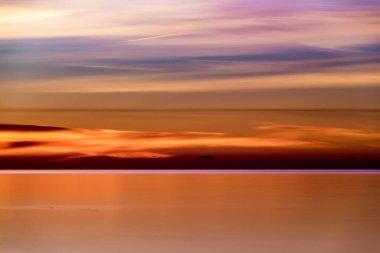 Ontario Gölü üzerinde turuncu gün batımı