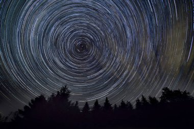 Yazın, Prens Edward Adası Ulusal Parkı üzerinde yıldızlı bir gece izi.