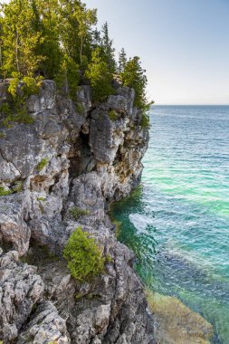 Kanada, Ontario 'daki Bruce Yarımadası Ulusal Parkı' nda Gürcistan koyundaki Rocky uçurumları
