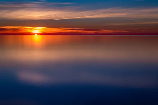 Paisagem Abstrata Mínima Pôr Sol Laranja Dourado Sobre Lago Azul — Fotografia de Stock