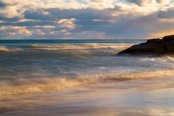 Larga Exposición Las Olas Oro Las Costas Rocosas Del Lago — Foto de Stock