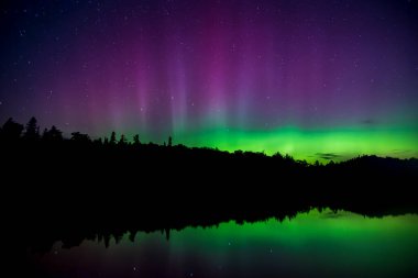 Kuzey Işıkları (Aurora Borealis), Kanada 'nın Ontario eyaletinde yer alan Algonquin Park' taki bir gölün üzerinde yer alır.