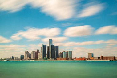 Ontario, Windsor 'daki Riverfront Patikası' ndan güneşli bir günde Detroit City 'nin güzel manzarasına uzun süre maruz kalmak..