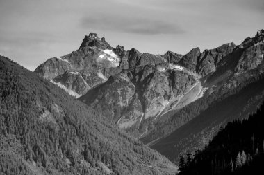 Kanada, British Columbia 'daki Chilliwack Gölü eyalet parkından Rdoubt Dağı' nın zirvelerinin siyah beyaz fotoğrafı.