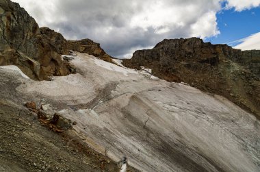 Whistler, British Columbia, Kanada 'daki dağların ve bulutların nefes kesici manzarası