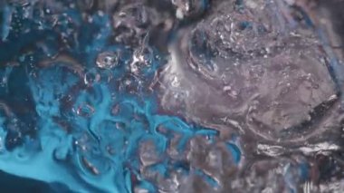 Eriyen buzun hızlandırılmış görüntüsü. Soyut soğuk doku