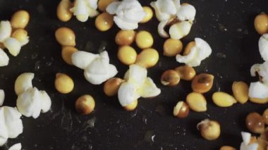 Patlamış mısırın kapağını kapat.