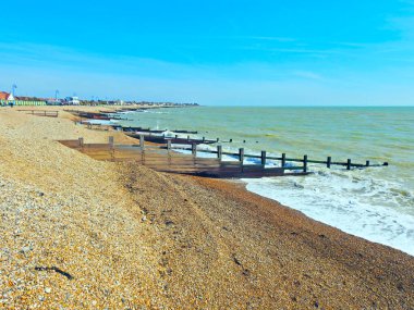Mavi gökyüzüne karşı deniz, sahil ve dalgaların manzarası