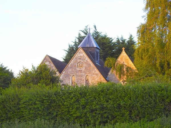 Een Heg Bovenste Delen Van Het Kerkgebouw Met Een Toren — Stockfoto