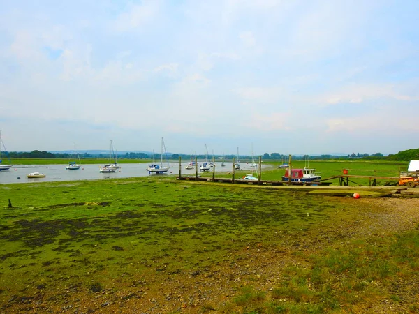 Vista Las Aguas Marea Pequeño Muelle Veleros Cerca Del Puerto —  Fotos de Stock