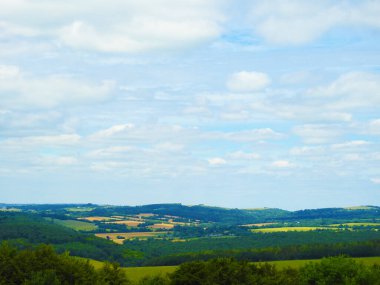 Ağaçları, tarlaları, ufku ve gökyüzünü bulutlarla görebileceğiniz küçük bir tepe.