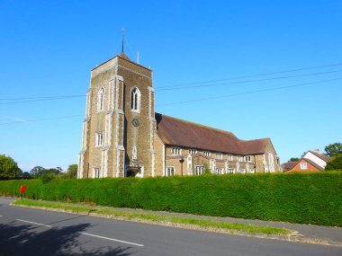 Sokakta bir kulesi ve saati olan eski bir kilise.