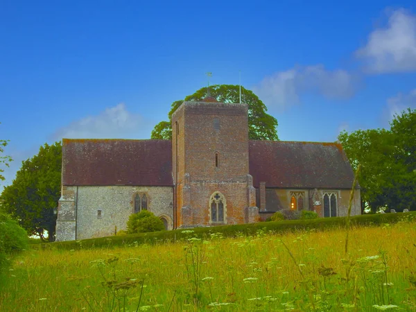 Oude Kerk Met Toren Blauwe Lucht Weide — Stockfoto