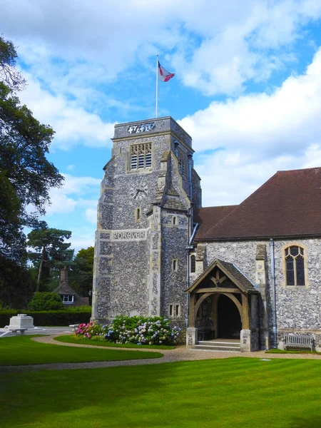 Vieille Église Anglaise Avec Une Tour Une Horloge — Photo