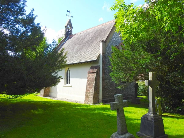 Une Petite Église Avec Cimetière Avec Beaucoup Verdure — Photo