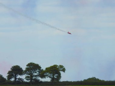 Renkli çizgileri olan akrobatik uçaklar.
