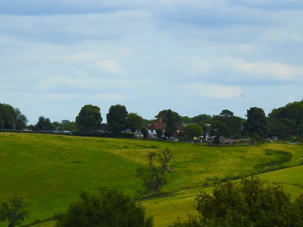 Een Landelijk Engels Uitzicht Met Verschillende Gebouwen Gras Bomen — Stockfoto