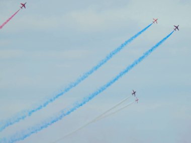 Renkli çizgileri olan akrobatik uçaklar.