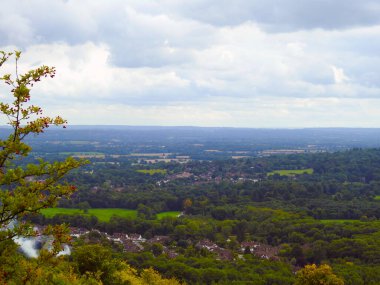 İngiliz köylerinin, binaların, ağaçların ve gökyüzünün manzarası