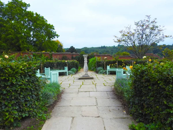 Praça Redonda Com Bancos Uma Escultura Jardim Para Descansar — Fotografia de Stock