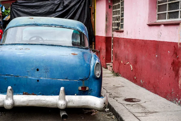 Stary niebieski samochód vintage — Zdjęcie stockowe