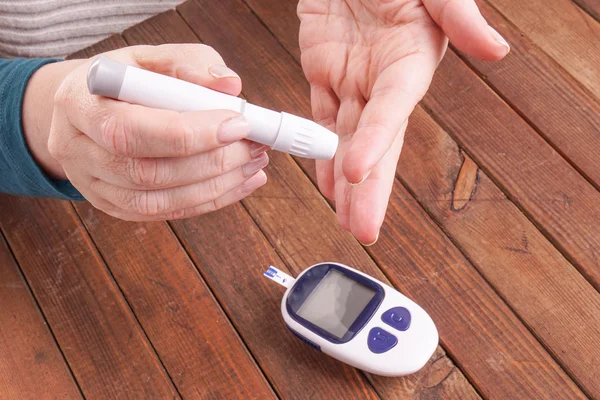 Testen van de bloedglucose niveau — Stockfoto