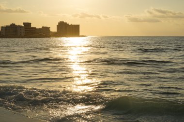 Denizin üzerinde gün batımı