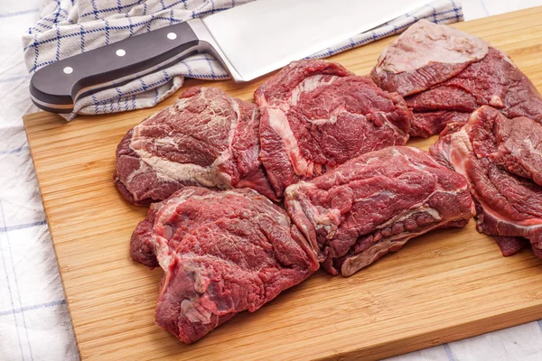 Rohes Fleisch, leckeres Kalbfleisch, Rinderbäckchen — Stockfoto