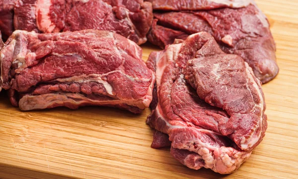 Сырое мясо, вкусная телятина, говядина щеки — стоковое фото