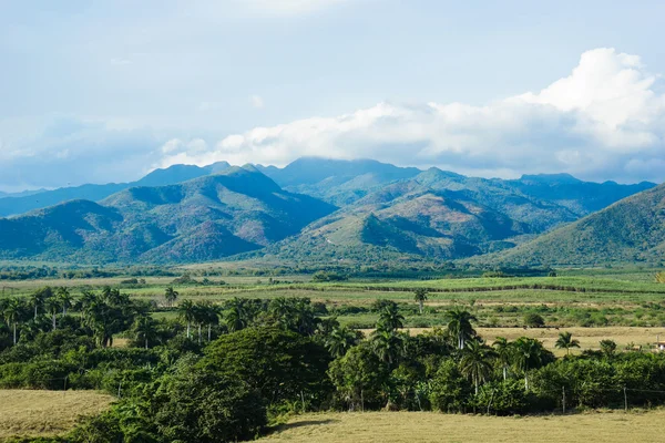 Peyzaj dağlar ve açık mavi gökyüzü ile görünümünü