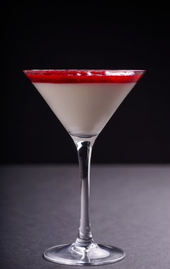  Ahududu ve çilekli cheesecake