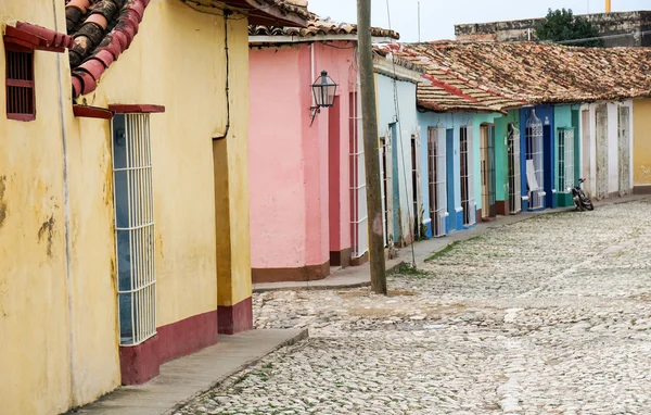 Maisons multicolores le long de la route — Photo