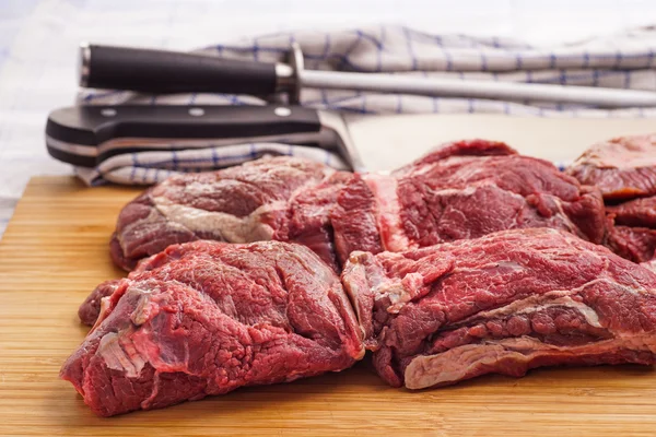 Carne cruda, carne de ternera deliciosa, mejillas de res —  Fotos de Stock