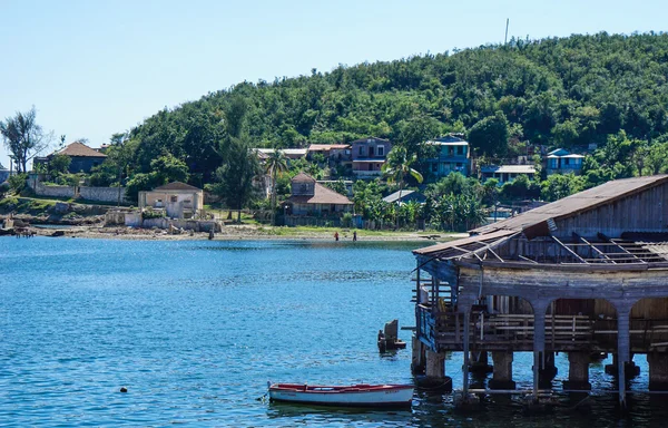 Θέα στη λίμνη με boathouse στο τροπικό τοπίο — Φωτογραφία Αρχείου