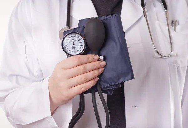 Dottore e pressione sanguigna — Foto Stock