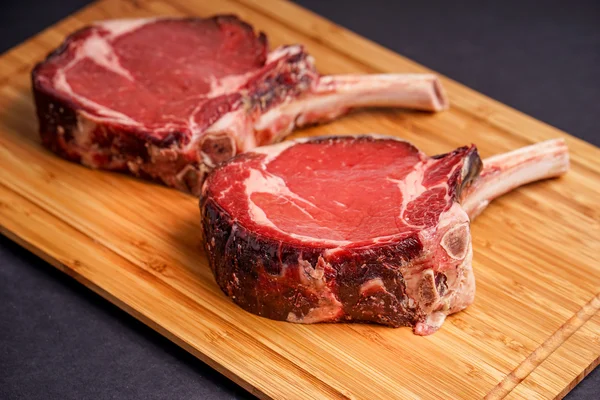 Bife de Tomahawk cru — Fotografia de Stock