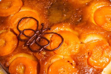 baş aşağı şeftalili pasta