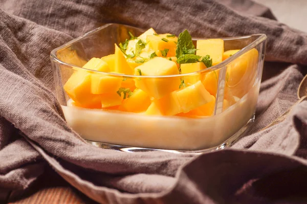 Десертный пудинг с манго — стоковое фото