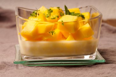 tatlı puding mango ile