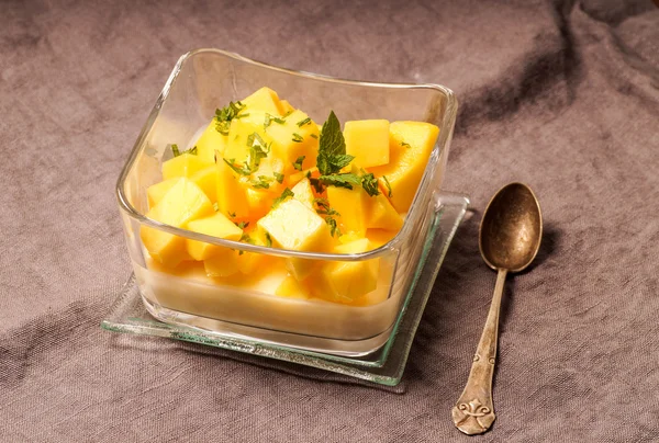Dessert Pudding mit Mango — Stockfoto