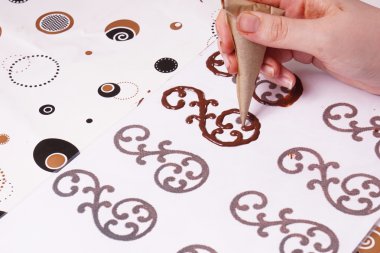 Çikolata scrolls yapan tatlı Şef ellerde