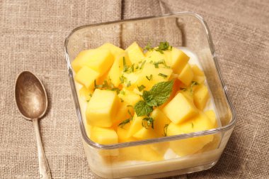 tatlı puding mango ile