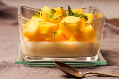 tatlı puding mango ile