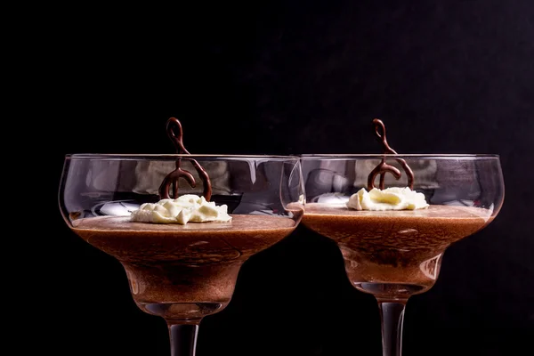 Шоколадный мусс в стакане — стоковое фото