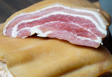 Çiğ jambon, füme domuz eti