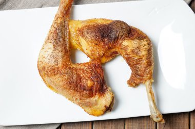 iki kızarmış tavuk baget